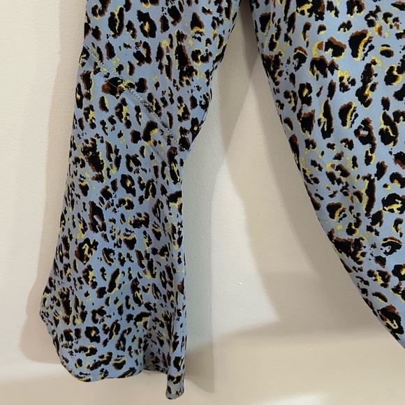 L’AGENCE Women’s Small Dylan 100% Silk Blouse In Sky Blue Sauvage Bell Sleeve - Picture 4 of 11